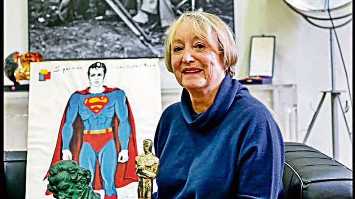 Yvonne Blake, con sus premios y el esbozo de Superman al fondo