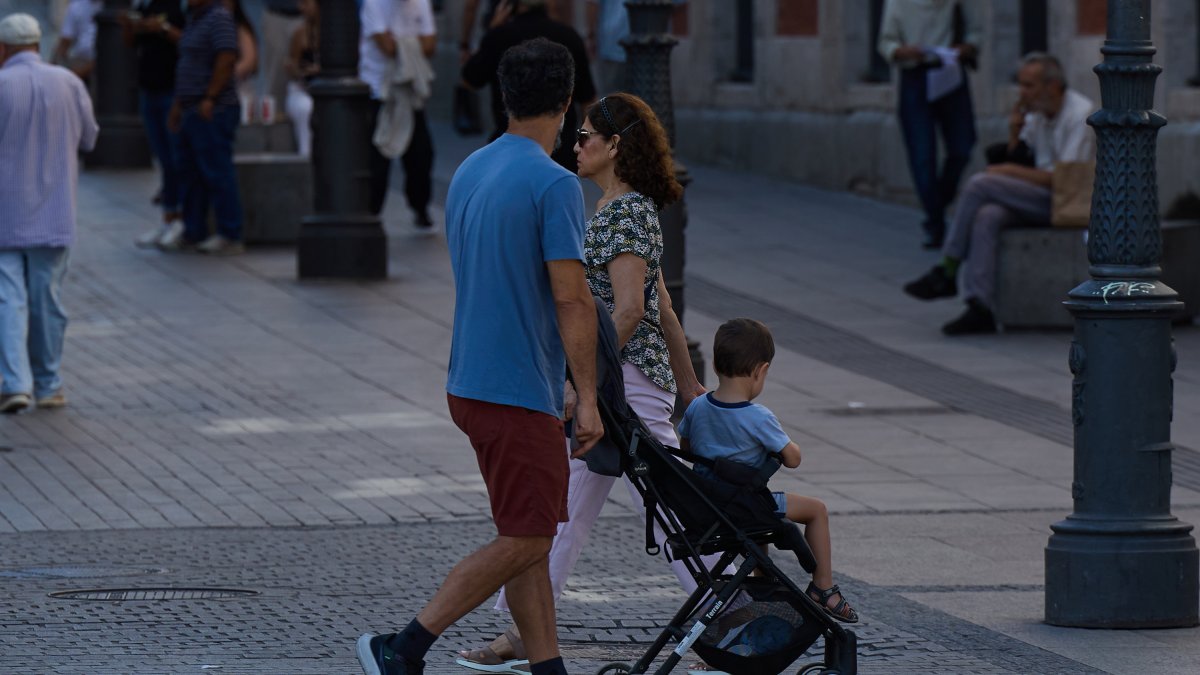 Un hombre con un carrito de bebé. 