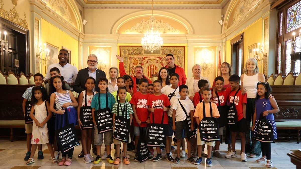 Visitas institucionales ■ Las niñas y niños saharauis que pasan este verano en Lleida fueron recibidos en la Paeria por el alcalde y varios concejales. El acto contó también con sus familias de acogida, las asociaciones que coordinan Vacances en pau e incluso con payasos de Lo Somriure solidari que divirtieron a los asistentes. Después también estaba previsto que visitaran la Diputación. - AZU MARTÍNEZ