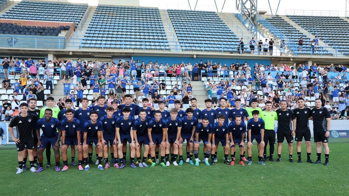 Los jugadores con los que empezó ayer el Lleida la pretemporada contaron con el apoyo en las gradas de cientos de aficionados. - AMADO FORROLLA