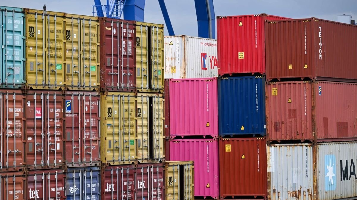 Vista de contenedores en la terminal del puerto de Fráncfort am Main, en Alemania. - EFE/EPA/FLORIAN WIEGAND