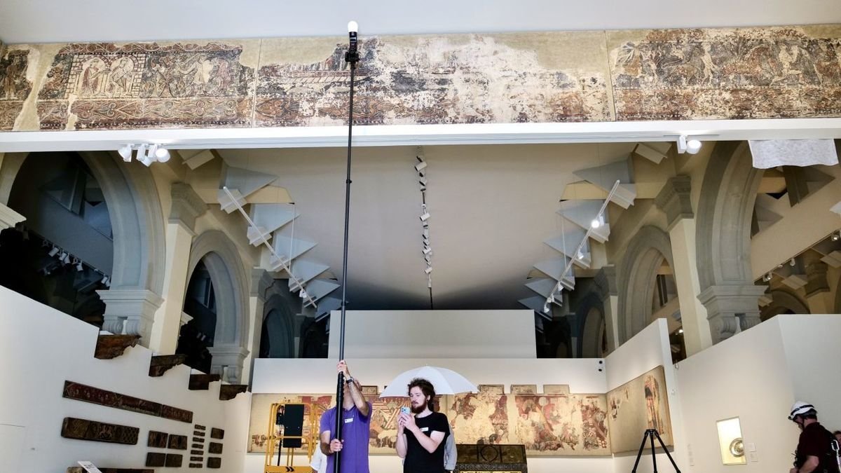 Técnicos del gobierno de Aragón, empezando los trabajos ayer en la sala 17 del MNAC. - EFE / FABIAN SIMON
