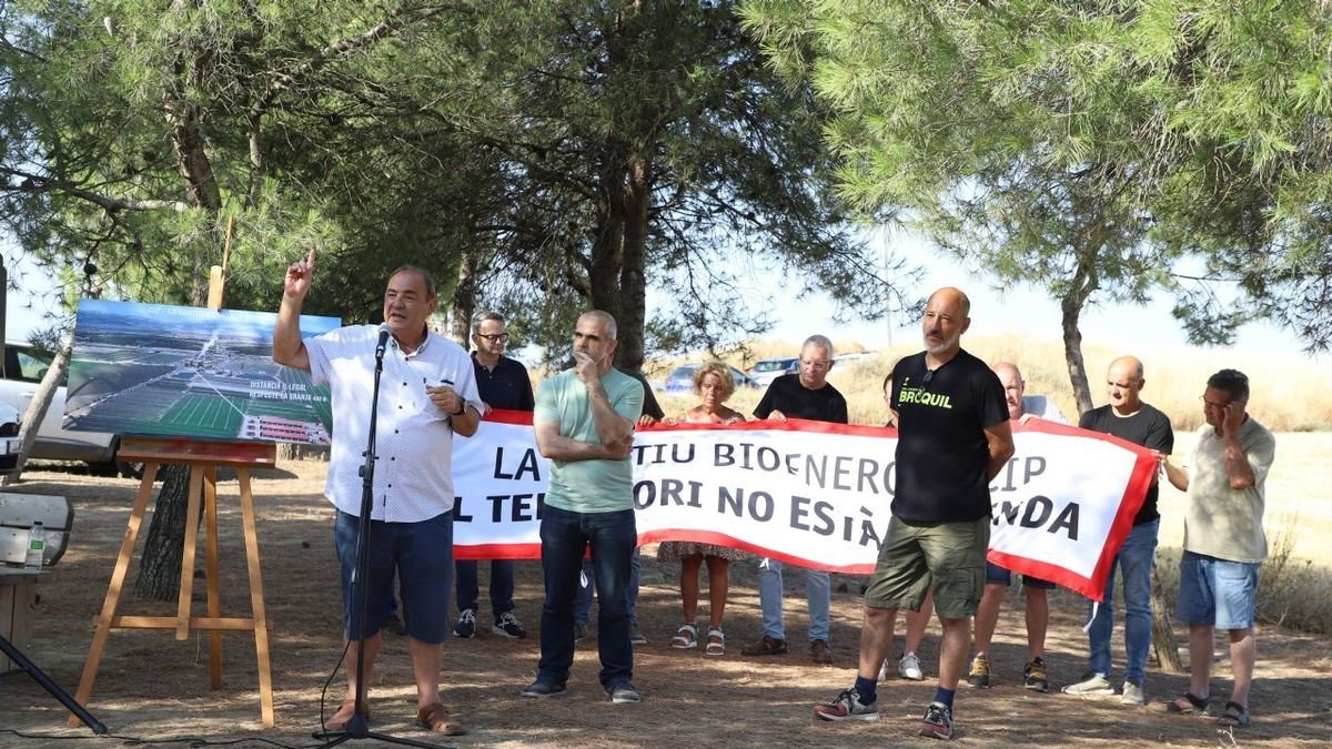 Alcaldes contrarios a la planta de biogás, en un acto de protesta. - MAGDALENA ALTISENT