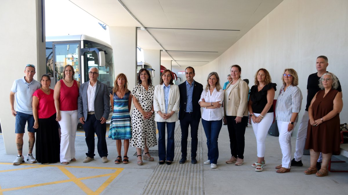 La consellera de Territori, Sílvia Paneque, acompañada de la alcaldesa de Tàrrega, Alba Pijuan, y otros representantes institucionales, en la inauguración de la nueva estación de autobuses de Tàrrega.