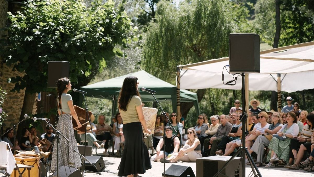 La plaça del Riu d’Escaló va ser escenari del concert del duo Alosa amb Giulietta Vidal i Irene Romo. - DANSÀNEU / RUT SOLÉ