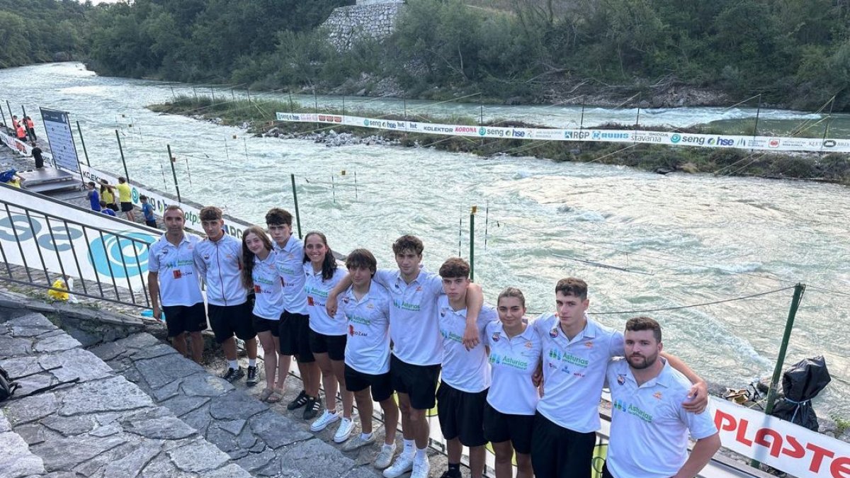 Els nou palistes i els dos entrenadors lleidatans posen al costat del canal eslovè de Solkan. - RFEP