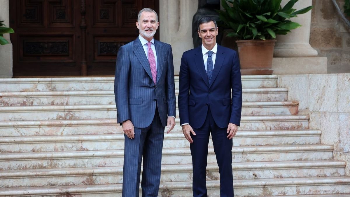 El rey Felipe VI y el presidente del Gobierno, Pedro Sánchez, en una reunión en Palma de Mallorca. - ISAAC BUJ / EUROPA PRESS