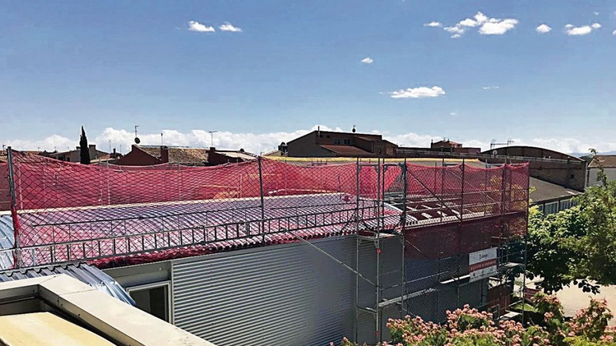 Los trabajos para renovar la cubierta de la biblioteca pública. ; Array