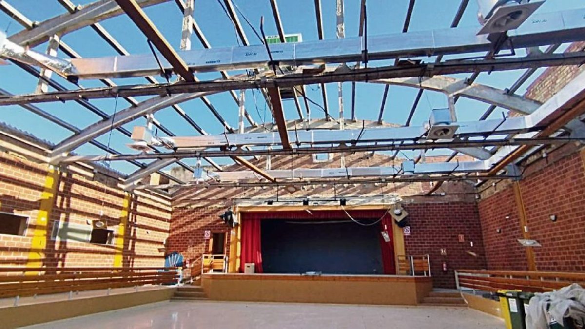 Els operaris treballen aquests dies a instal·lar la nova coberta, més sostenible. - A.S.