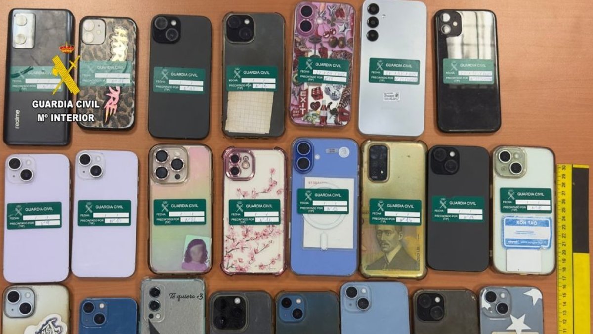 Algunos de los móviles recuperados.