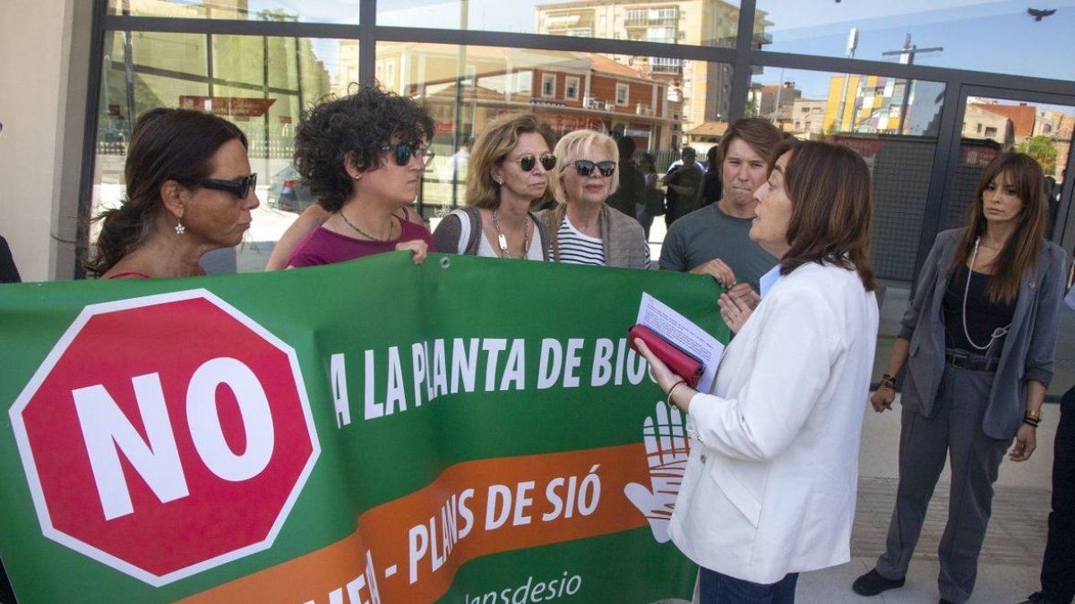 La consellera Sílvia Paneque va atendre un grup de manifestants contra les plantes de biogàs. - LAIA PEDRÓS
