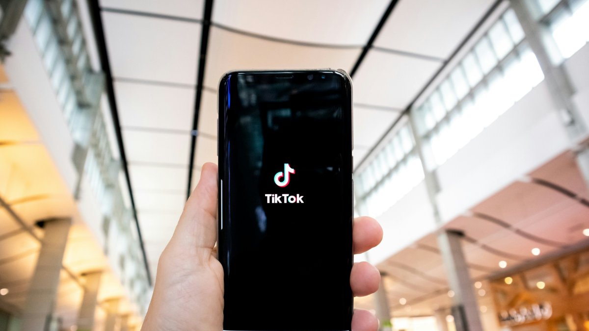 Un teléfono móvil con el logo de TikTok.