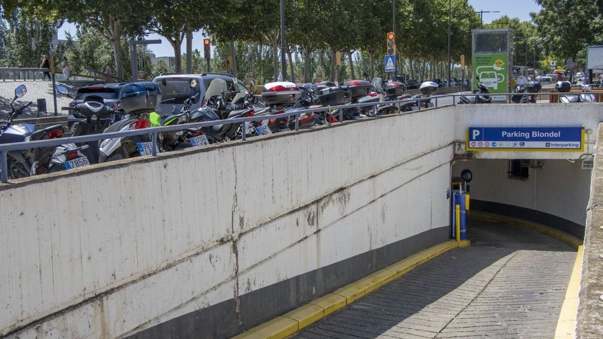 Las juntas de la rampa de acceso al parking se aprecia a simple vista que están deterioradas. - ÀLEX SAMPER