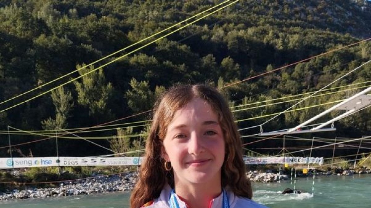 Anna Simona, amb la medalla de plata penjada al coll. - RFEP