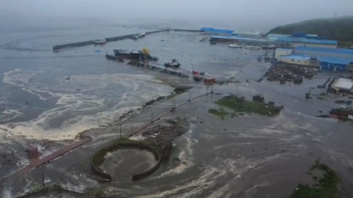 Vista aèria d’una zona afectada pel tsunami al port rus de Sévero-Kurilsk. - CHEN CHANG / XINHUA NEWS