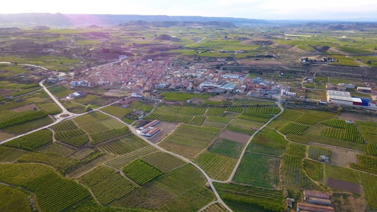 El cementiri de Seròs està situat al nord-est del nucli urbà.