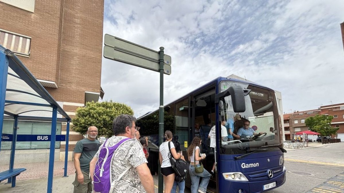 Imagen de usuarios de Torrefarrera que se quedaron en tierra por falta de plazas en junio. - SEGRE