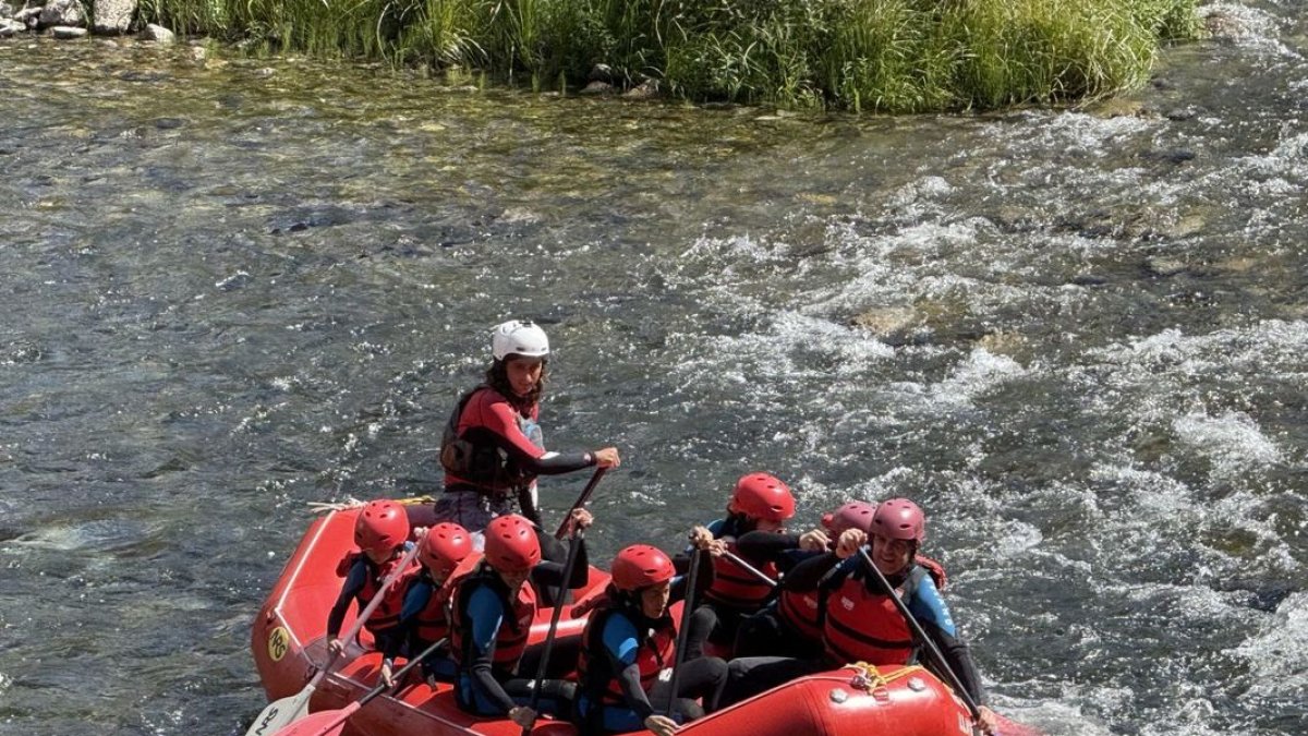 Turistes, abans d’iniciar un descens al riu Noguera Pallaresa. - ACN