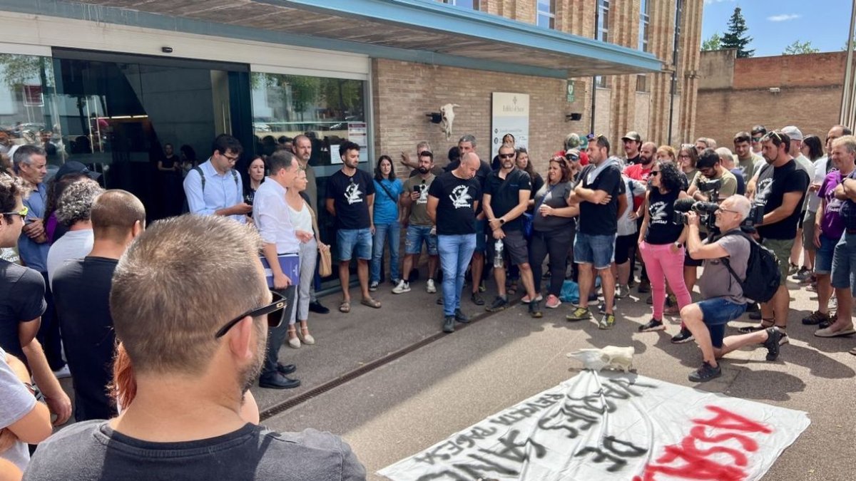 Ordeig va saludar pagesos concentrats fora de la reunió de Vic. - ACN