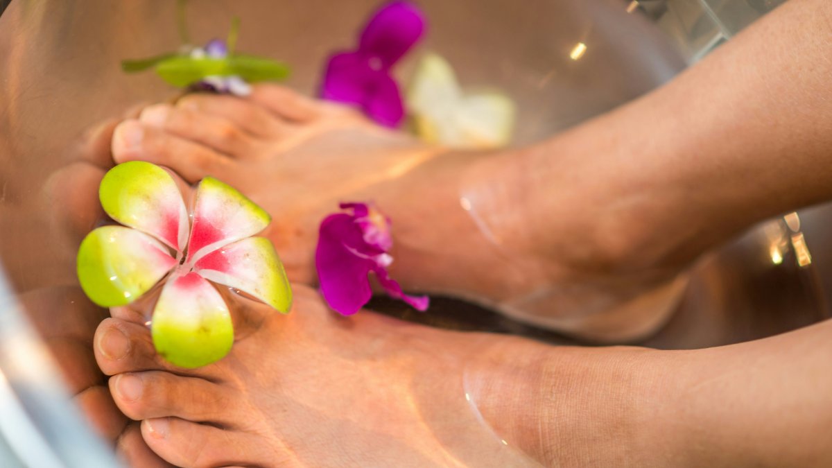 Lavarse los pies con bicarbonato y sal.