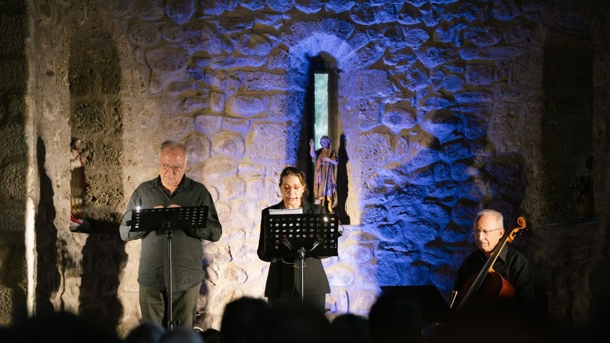 Jordi Bosch y Emma Vilarasau, recitando a Shakespeare acompañados del violonchelista Lluís Claret. - DANSÀNEU / RUT SOLÉ