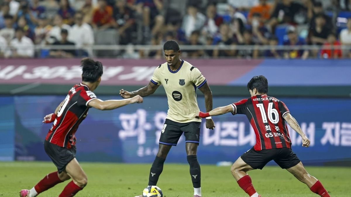 Marcus Rashford, en una acción durante el partido amistoso disputado ayer en Seúl. - EFE