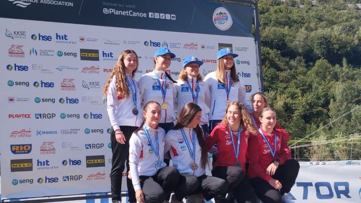 Anna Simona, dreta la primera per l’esquerra, al podi. - RFEP