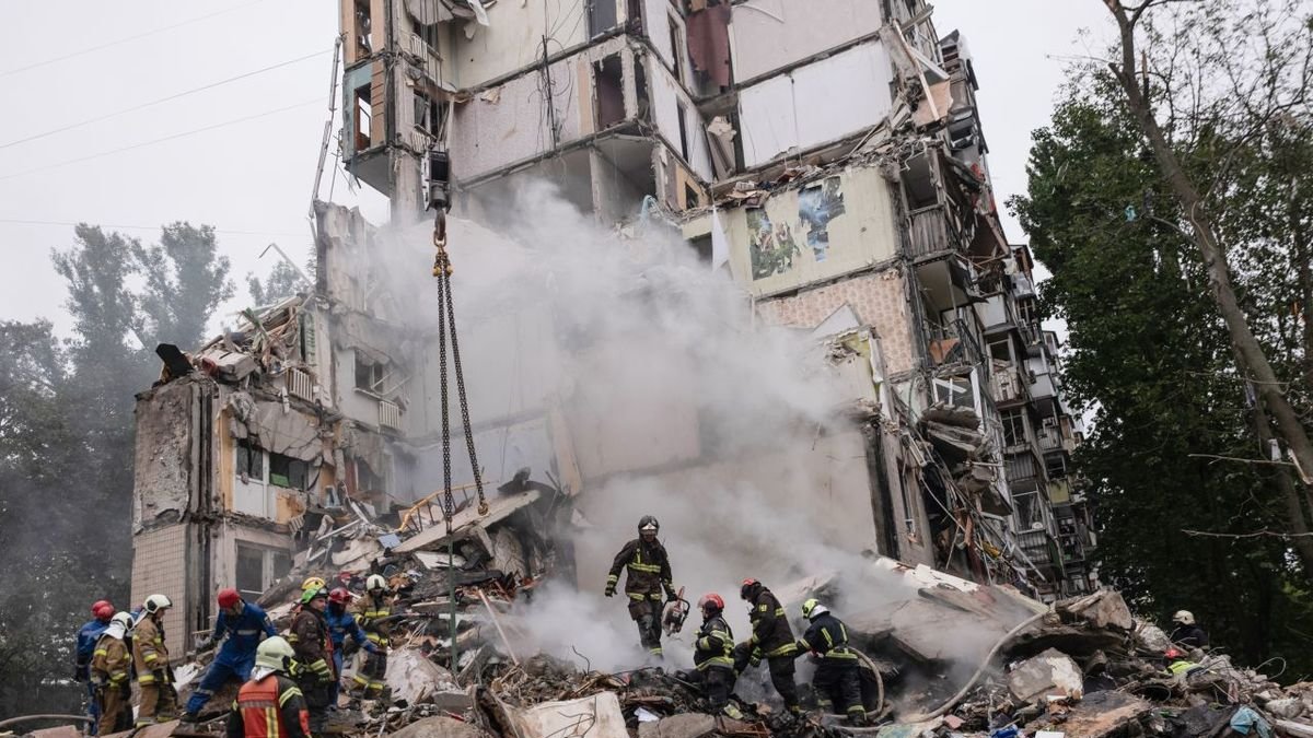 Servicios de emergencia trabajan entre los restos de un edificio residencial en Kyiv. - SVET JACQUELINE / ZUMA PRESS WIRE / DPA