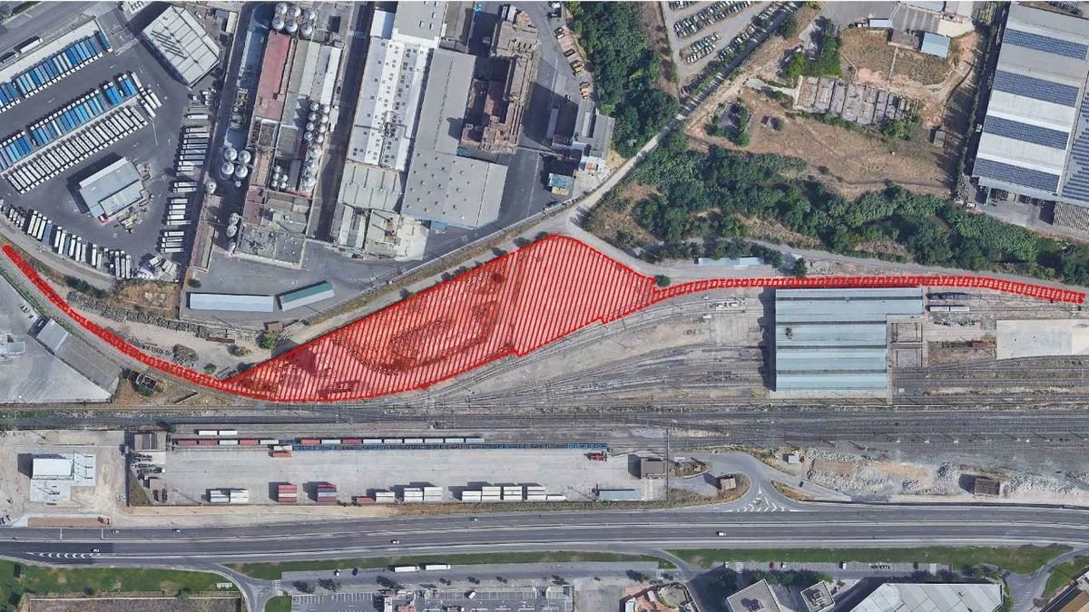 Vista de l’estació del Pla de Vilanoveta amb l’espai que Adif ha tret a licitació marcat en roig. - ADIF