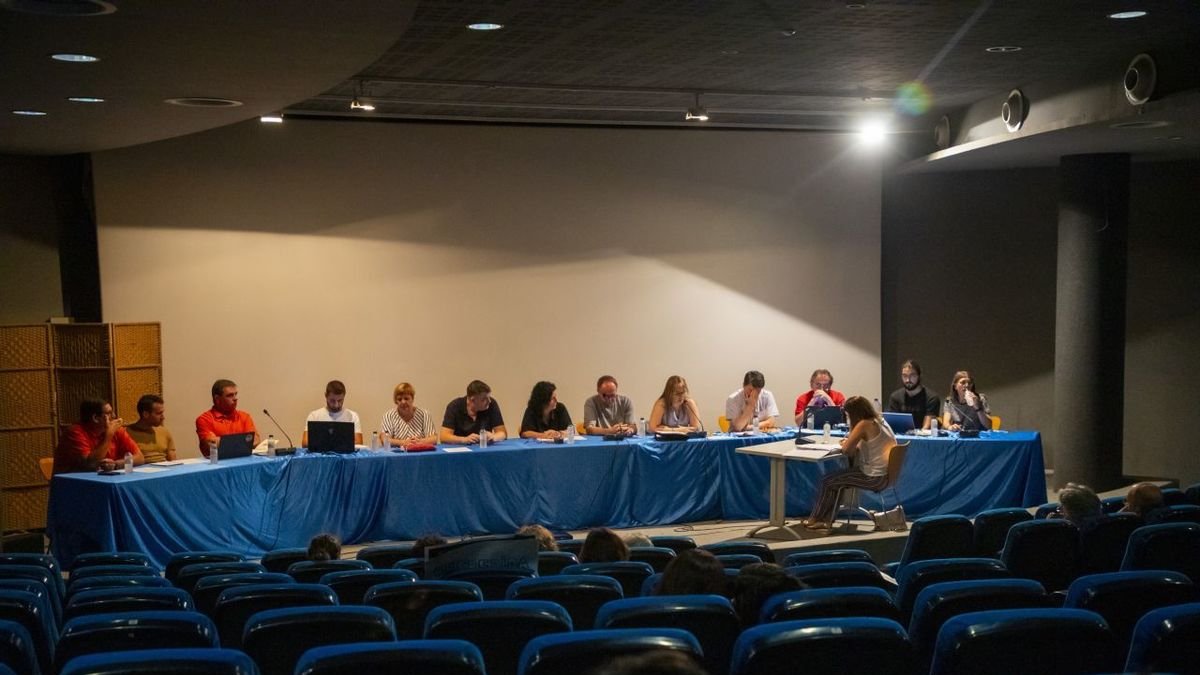 El pleno de ayer en que los dos ediles del PSC comunicaron su dimisión. - GERARD HOYAS