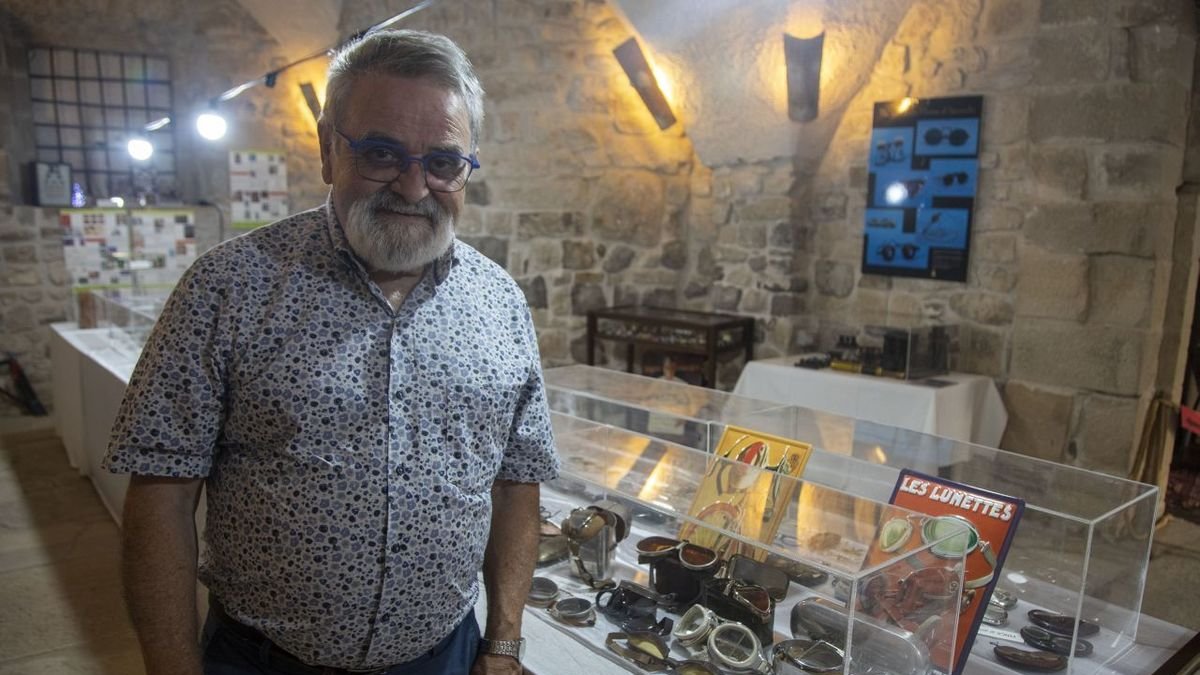 El coleccionista F. Xavier Motlló junto a varias gafas de motorista. - LAIA PEDRÓS