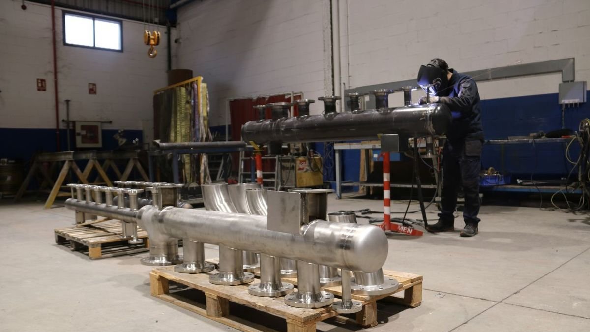 Imatge d’arxiu d’una treballador del metall de Lleida en plena jornada. - ACN