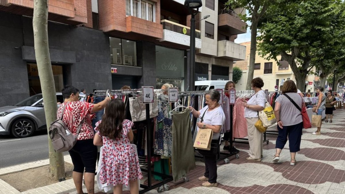 La afluencia de público fue constante durante la jornada en el tramo del Passeig de l’Estació. - RADIO BALAGUER