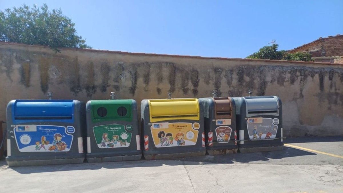 Una isla de contenedores cerrados que el consell despliega en la comarca. - PAERIA BALAGUER