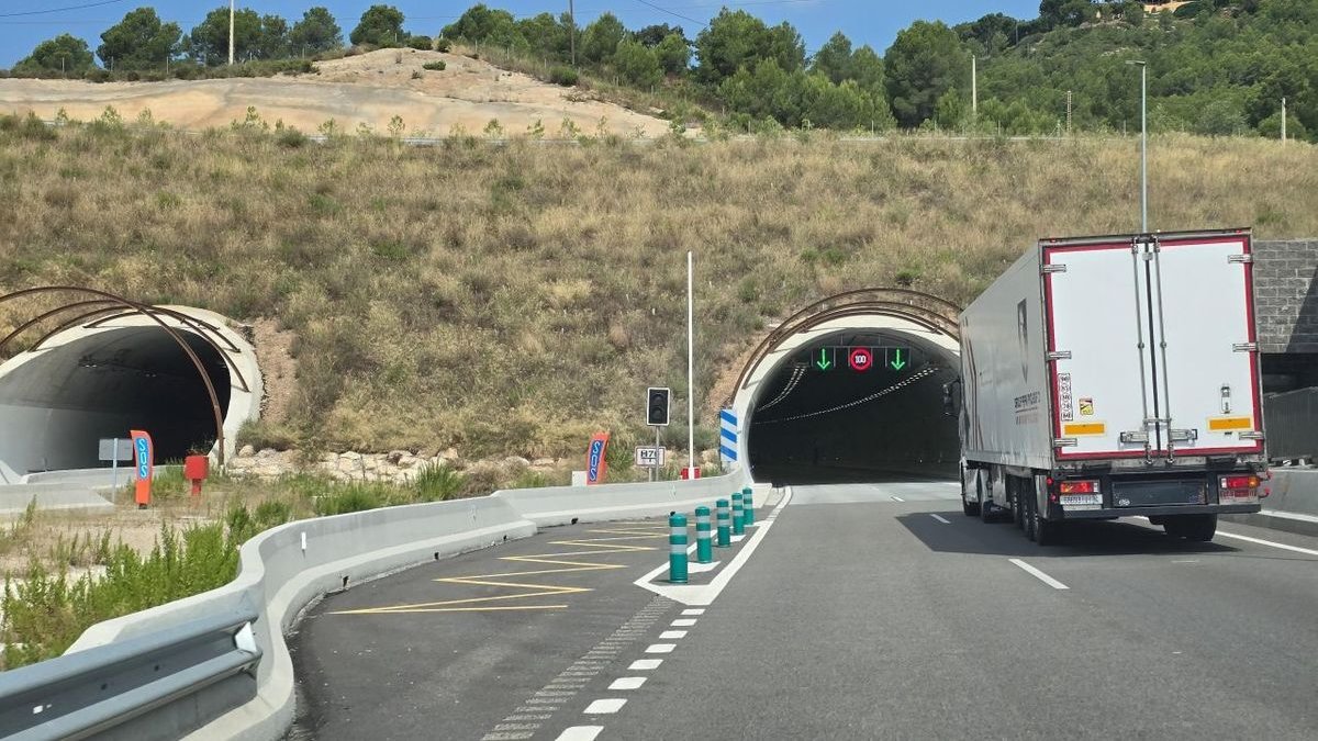 Un camió entrant ahir al túnel del coll de Lilla. - JORDI ECHEVARRIA