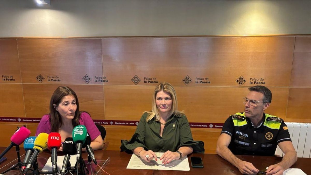Morón, Iglesias y Josep Mallada, ayer ante la prensa. - L. B.