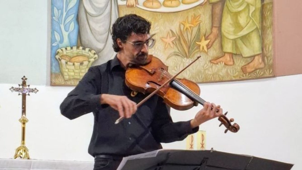 El músico Jordi Roure durante el concierto en la iglesia.