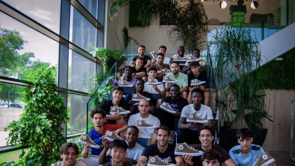 Jugadores del Atlètic Lleida en la sede de Yellow Converse. - ATLÈTIC LLEIDA