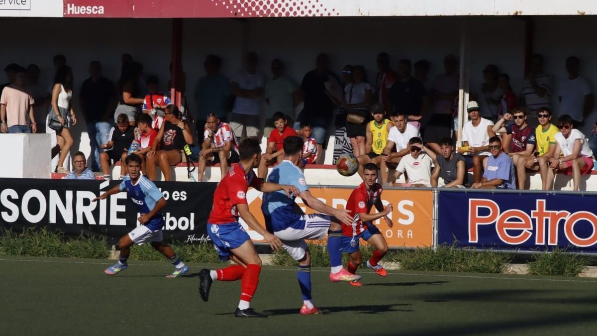 Un jugador del Lleida trata de controlar un balón ante la presión de un oponente del Monzón. - GERARD HOYAS