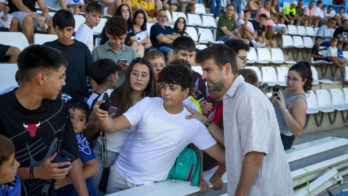 Piqué en el Camp d'Esports.  - GERARD HOYAS