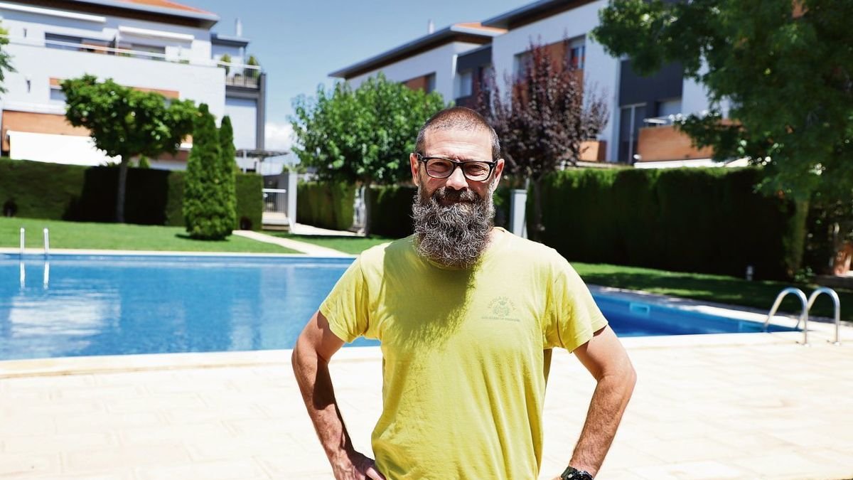 El vecino de Alpicat Jordi Serra posa delante de la piscina de su comunidad. - MAGDALENA ALTISENT
