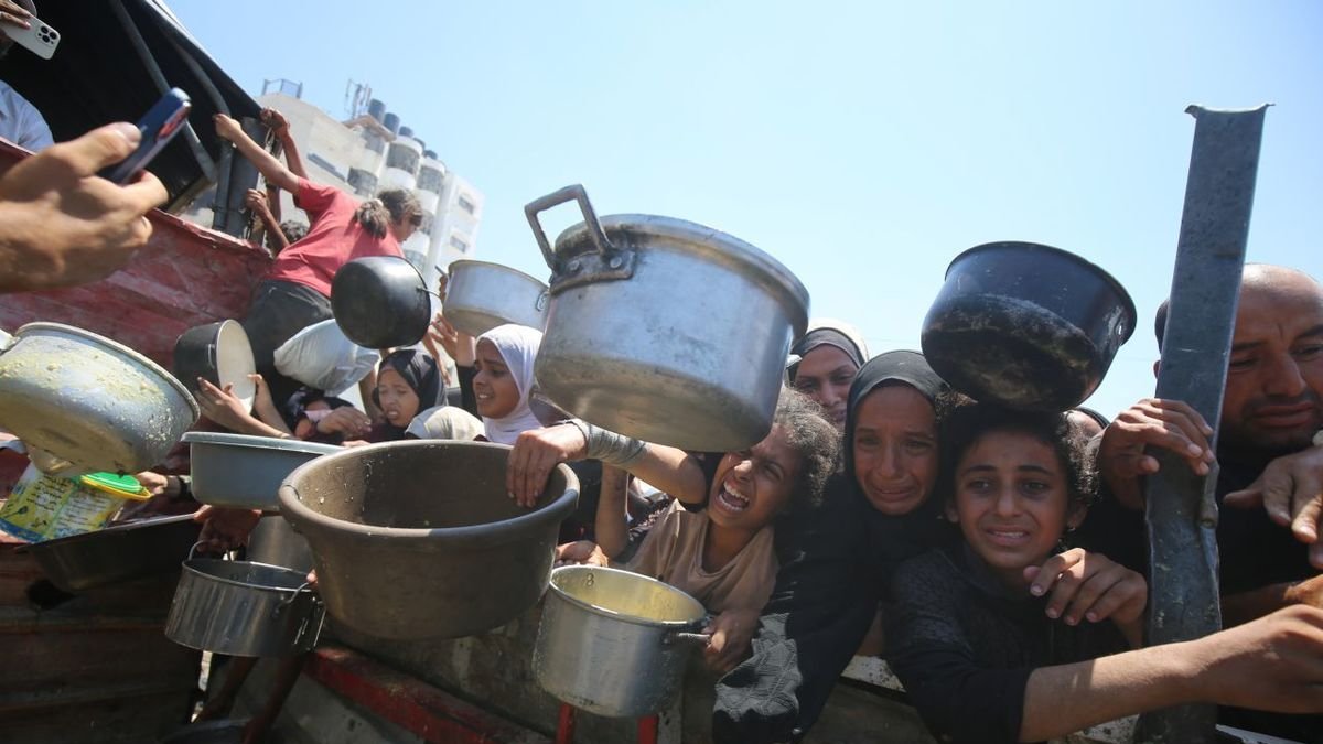 Nens gazians esperant per rebre aliments en un centre d’ajuda humanitària. - OMAR ASHTAWY / DPA
