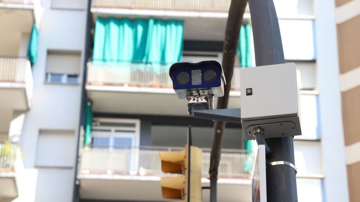 Una de les càmeres de control d’accés a la zona de baixes emissions. - MAGDALENA ALTISENT