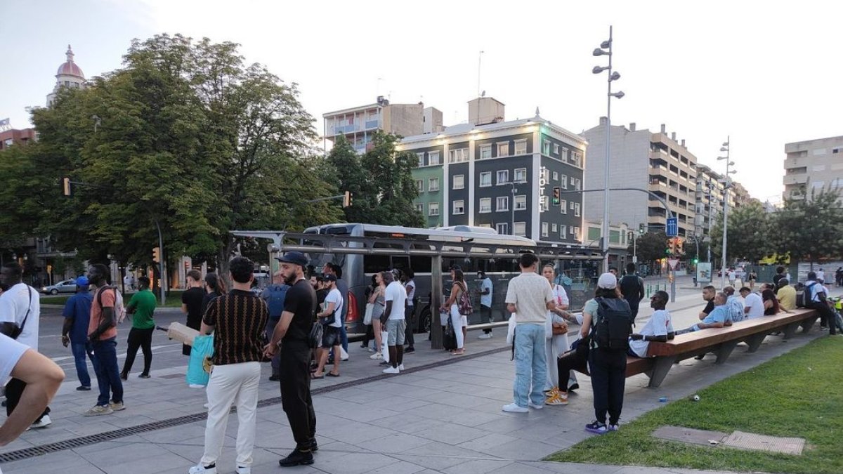 Usuarios de Rodalies, esperando ayer el bus alternativo en Lleida. - J. M.