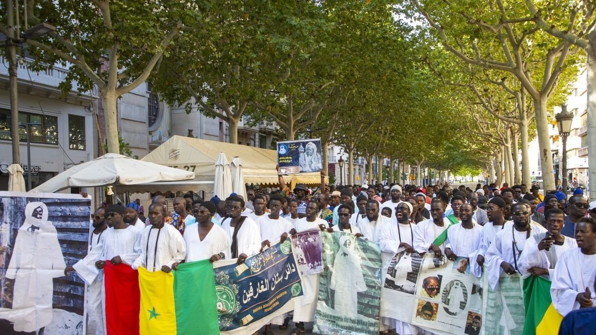 Participants ahir en la marxa de divulgació de la festa del Magal de Touba. - GERARD HOYAS