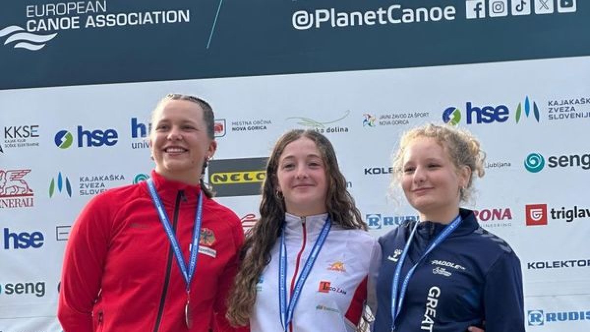 Anna Simona (centre), al podi amb la medalla d’or europea.