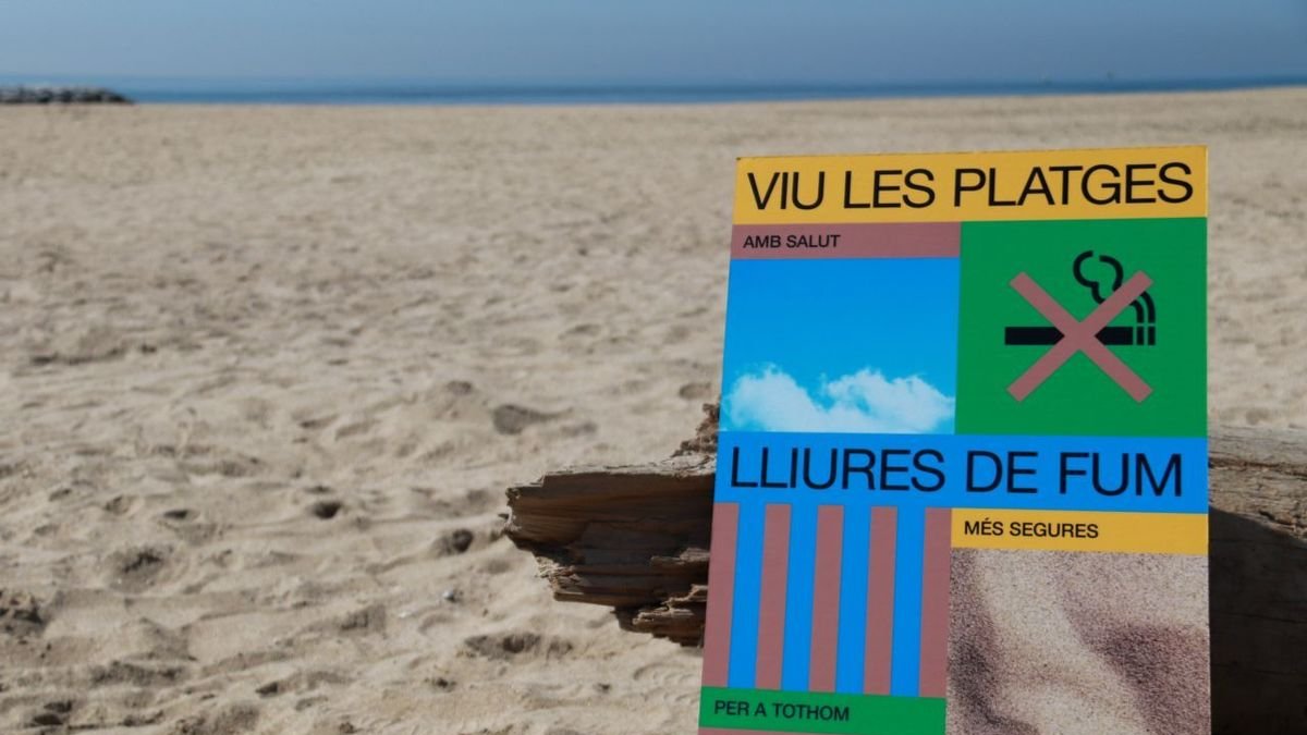 Un cartel que indica que en esta playa no se puede fumar. - GEMMA SÁNCHEZ BONEL