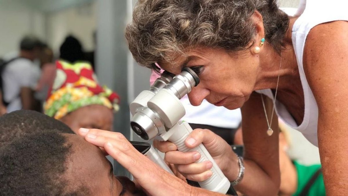 L’oftalmòloga Elena Barraquer, atenent un pacient. - IDONEA COMUNICACION