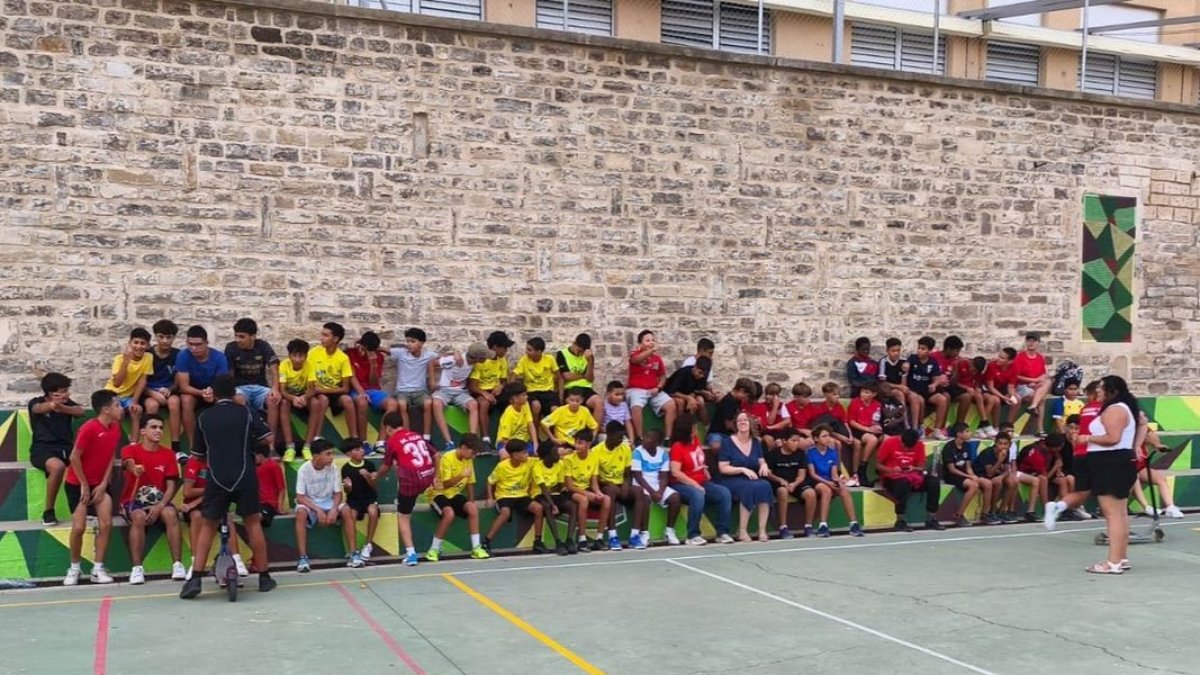 Algunos de los jóvenes del proyecto “Patis Oberts”, que se ha creado en Tàrrega. - AJUNTAMENT DE TÀRREGA