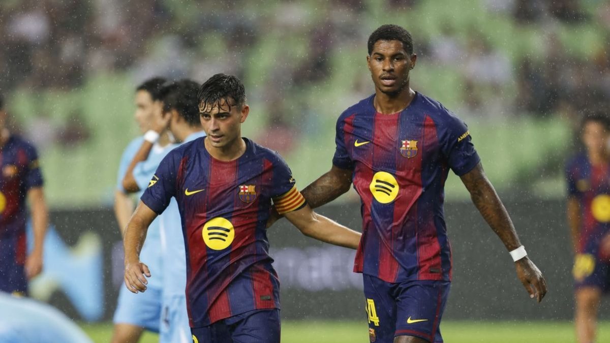 Pedri y Rashford celebran el primer gol del inglés como azulgrana, ayer ante el Daegu. - EFE